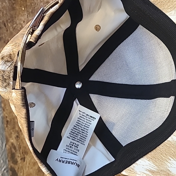 Buberry Hat - Picture 3 of 4